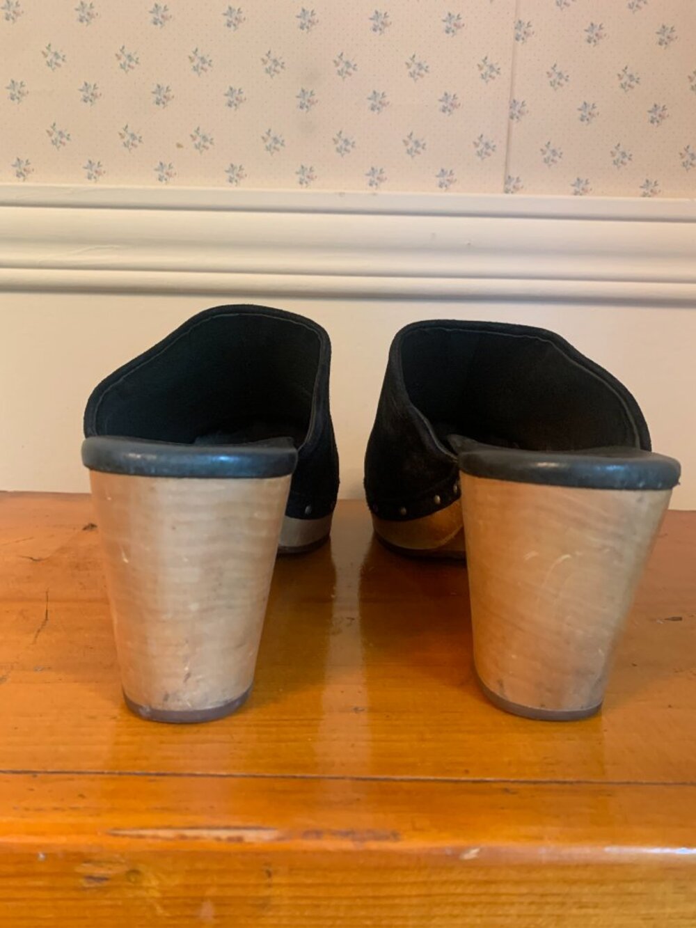 UGG Abbie Black Suede Leather Sheepskin clogs US 8 - Picture 4 of 6